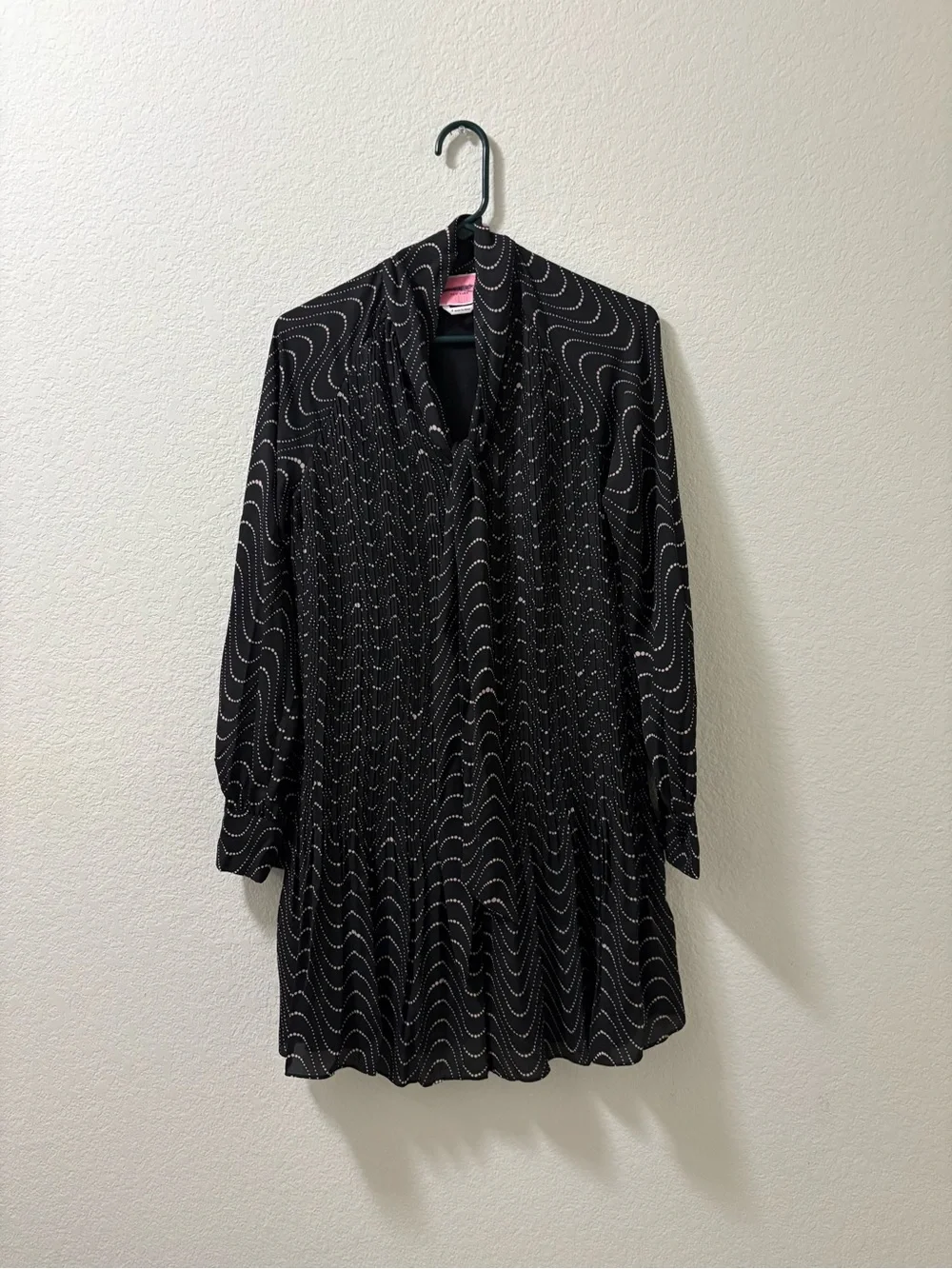 Kate Spade New York Wavy dot tie neck dress faux pearl button cuffs. Size 4 NWOT
